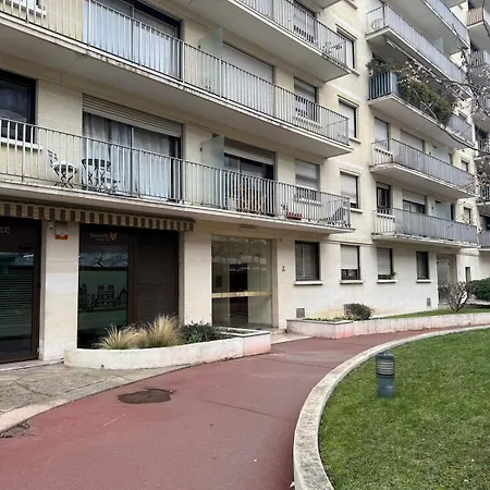 Functional 2 Pax Close To La Défense Appartamento